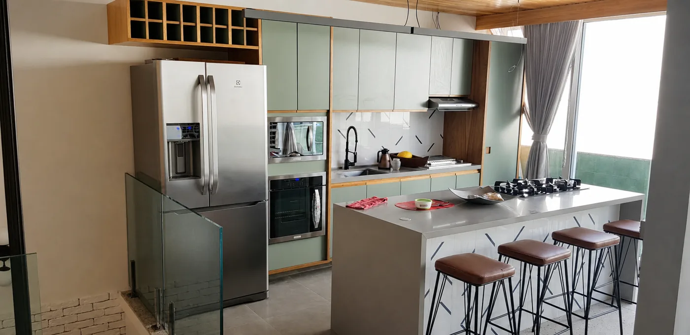 Cozinha reformada com ilha e marcenaria planejada