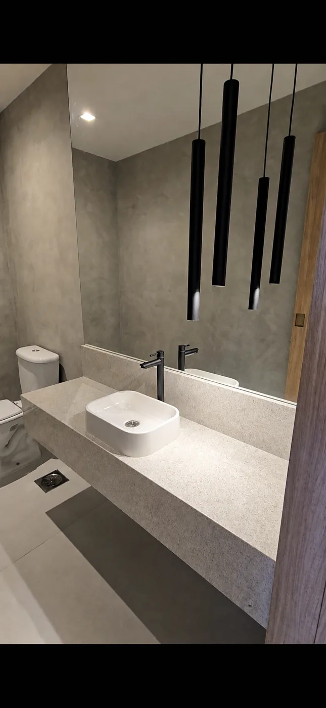 Lavabo reformado com parede em cimento queimado e cuba de apoio